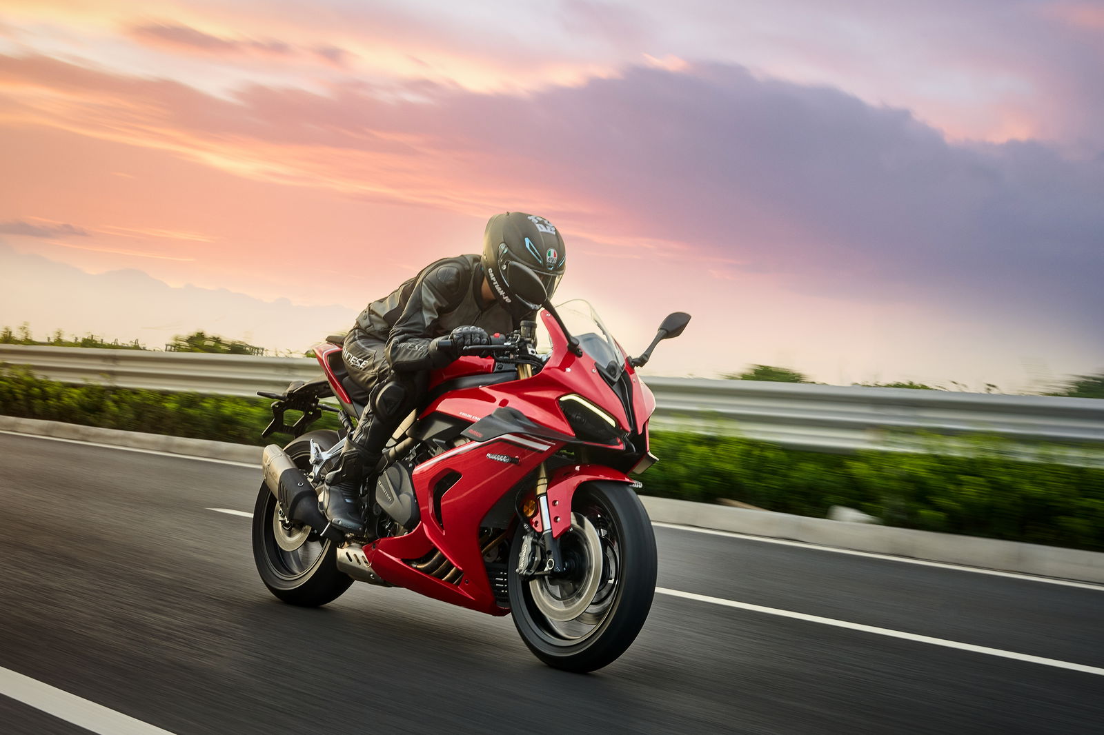 The QJMotor SRK 800 RR - Riding